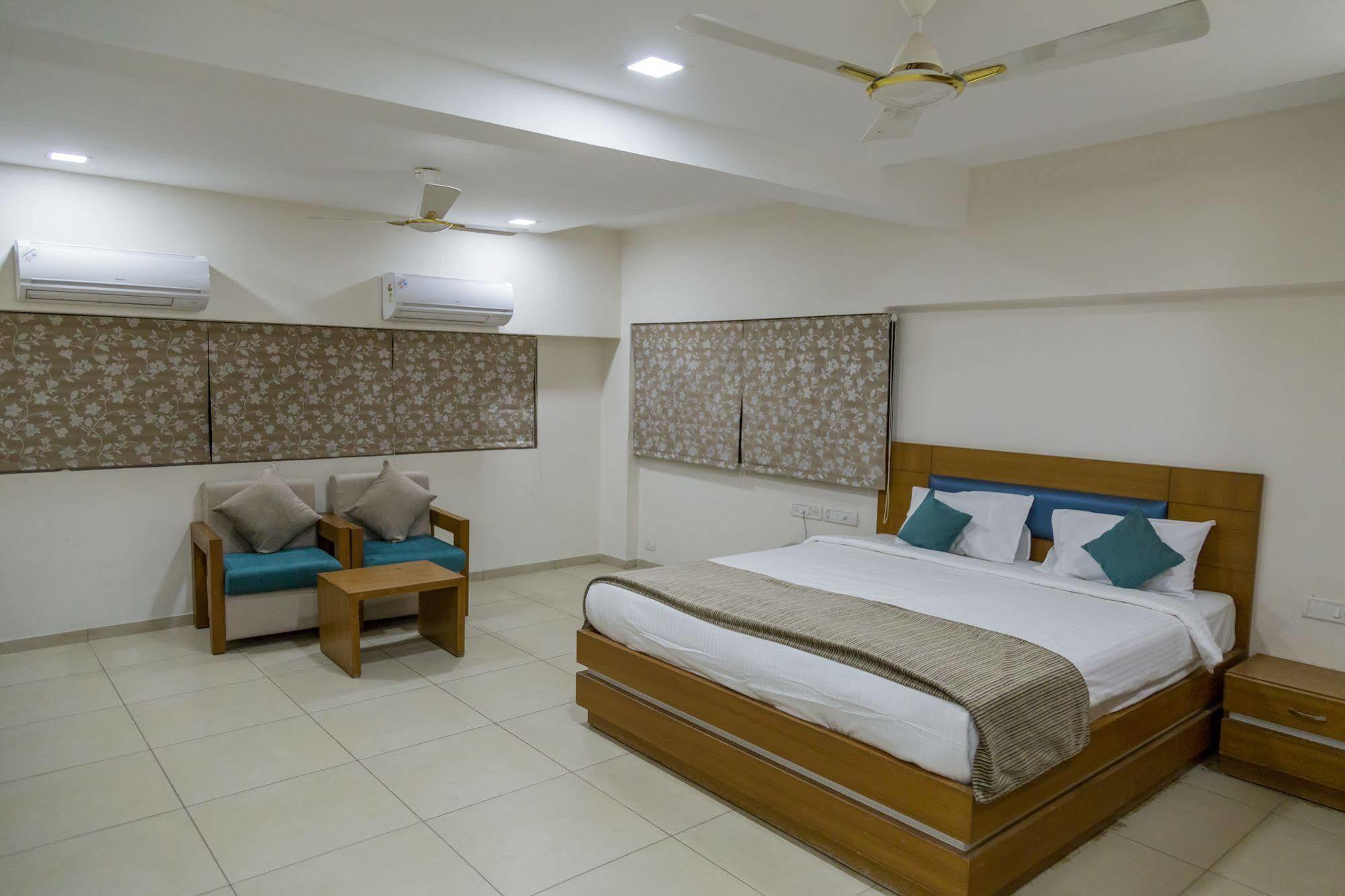 Ahmedabad Vastrapur Hotel Exterior photo