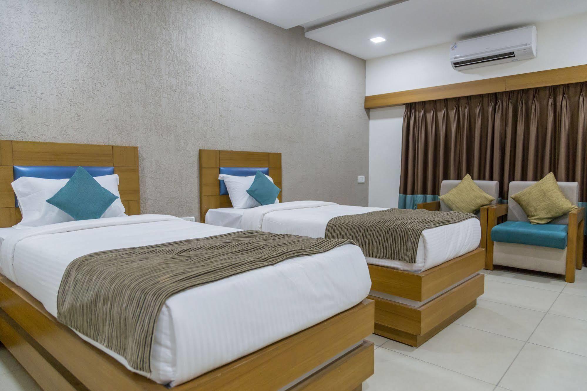 Ahmedabad Vastrapur Hotel Exterior photo