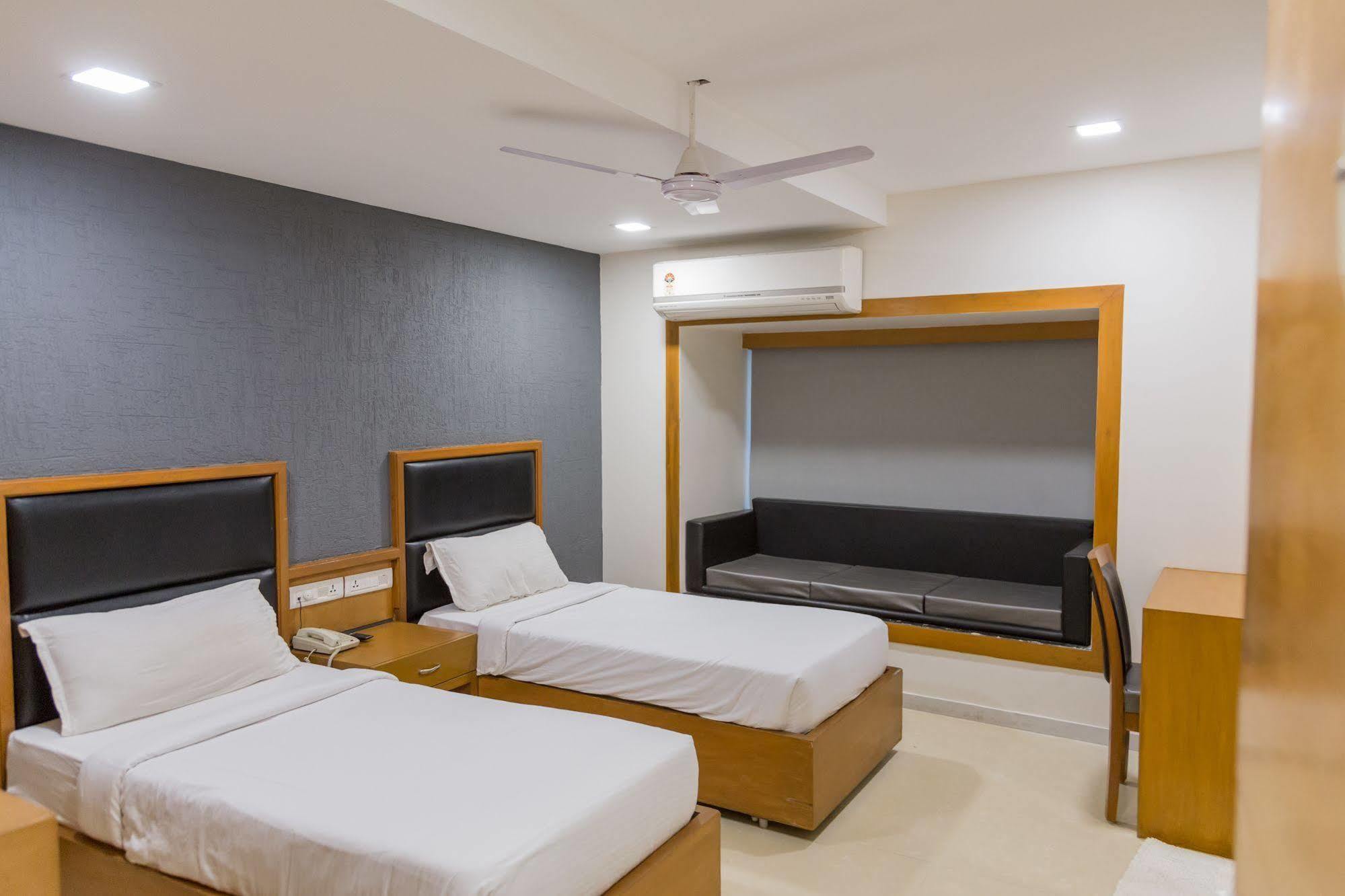Ahmedabad Vastrapur Hotel Exterior photo