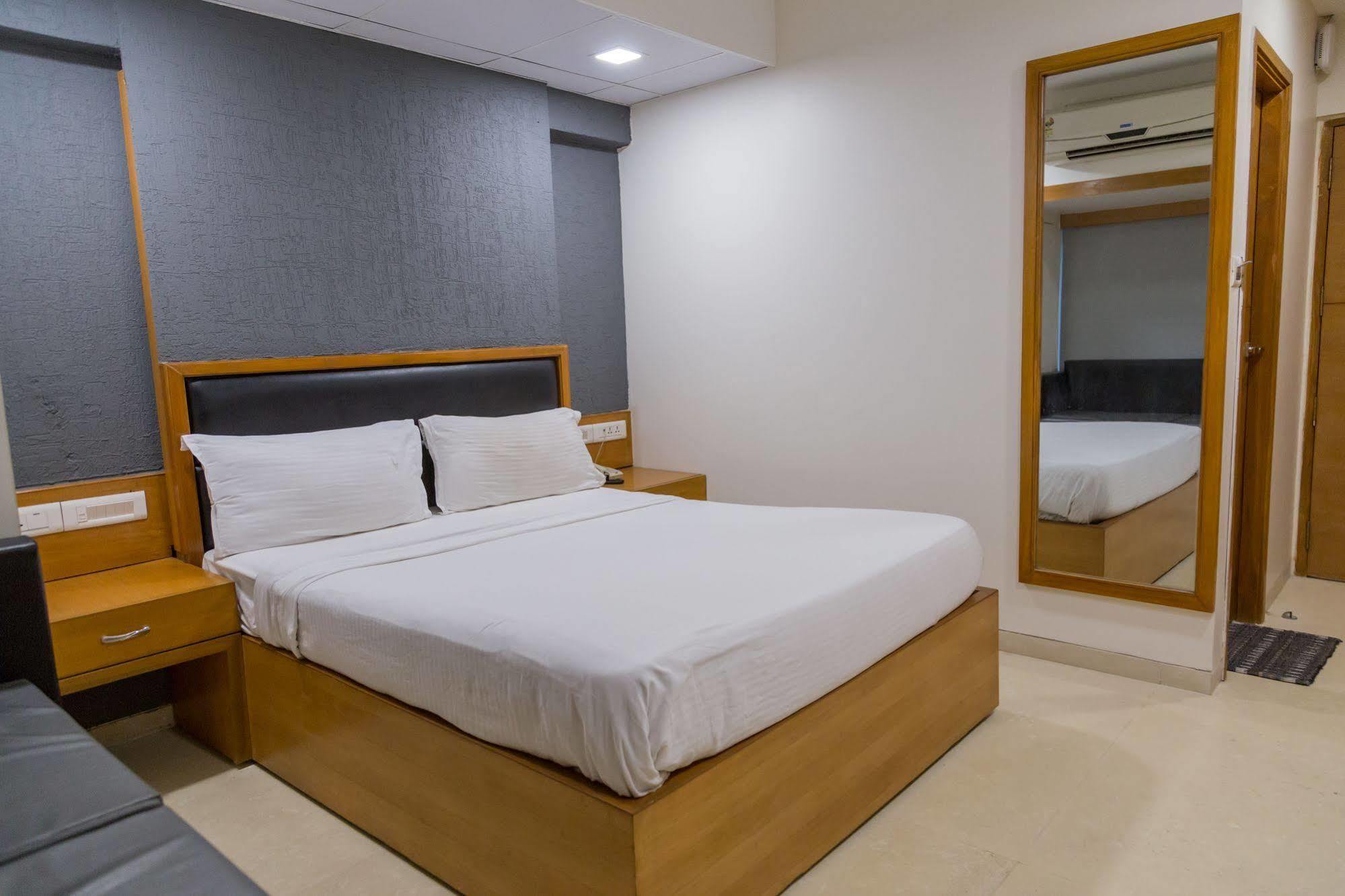 Ahmedabad Vastrapur Hotel Exterior photo
