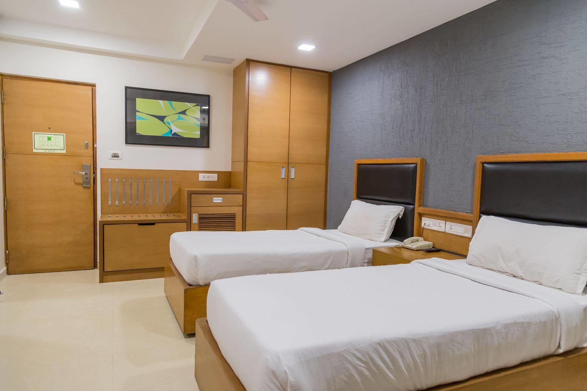 Ahmedabad Vastrapur Hotel Exterior photo