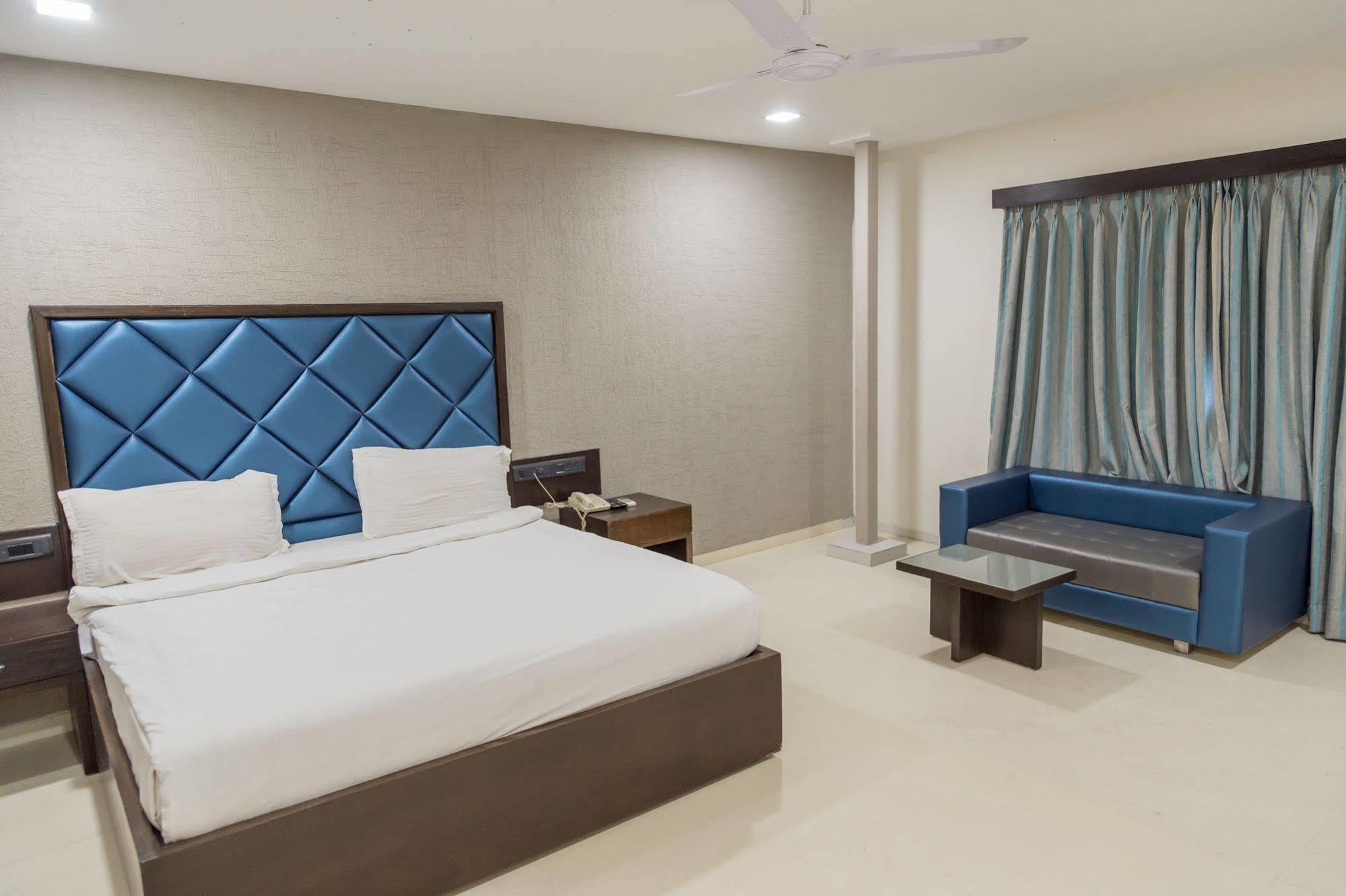 Ahmedabad Vastrapur Hotel Exterior photo